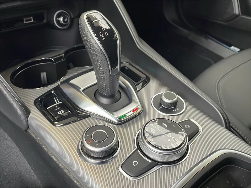 Alfa Romeo Giulia Veloce 2.0 Petrol AT8 Q4, снимка 10 - Автомобили и джипове - 52413263
