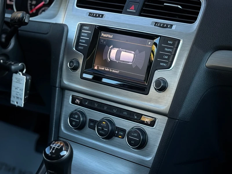 VW Golf 1.6TDI * NAVI* , снимка 12 - Автомобили и джипове - 52262934