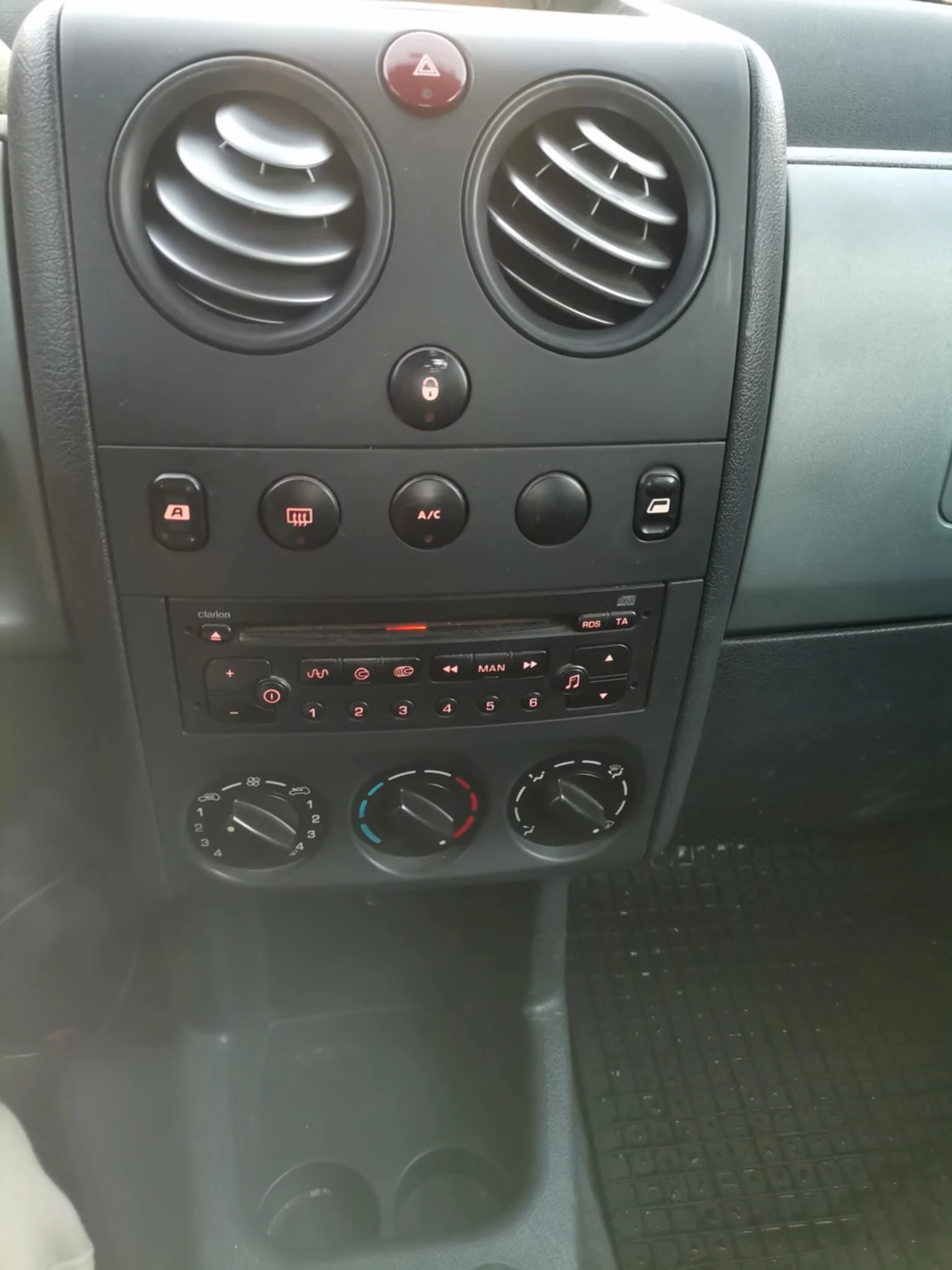 Citroen Berlingo 1.6HDI, снимка 10 - Автомобили и джипове - 56523426