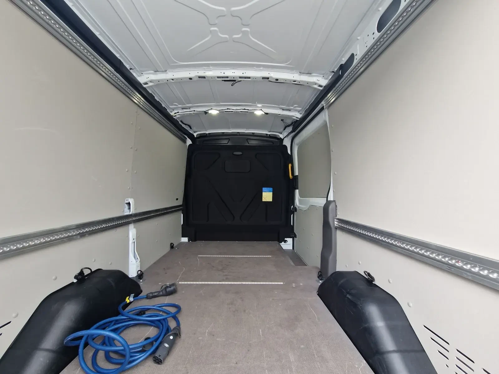 Ford Transit Е, , 68kw...8500km!!!! SWISS, , ГАРАНЦИОНЕН, снимка 10 - Бусове и автобуси - 55405855
