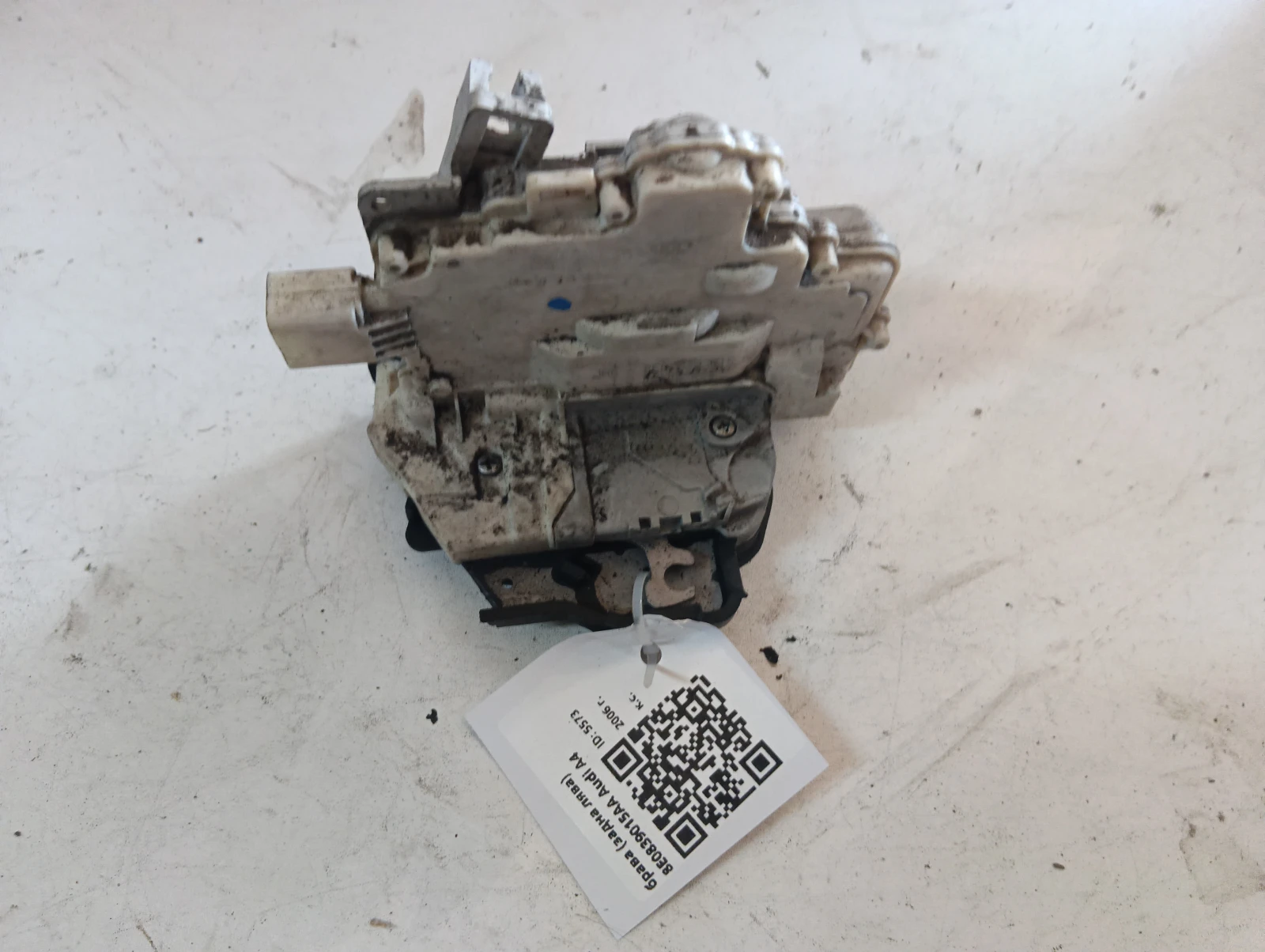 брава (задна лява) 8E0839015AA Audi A4