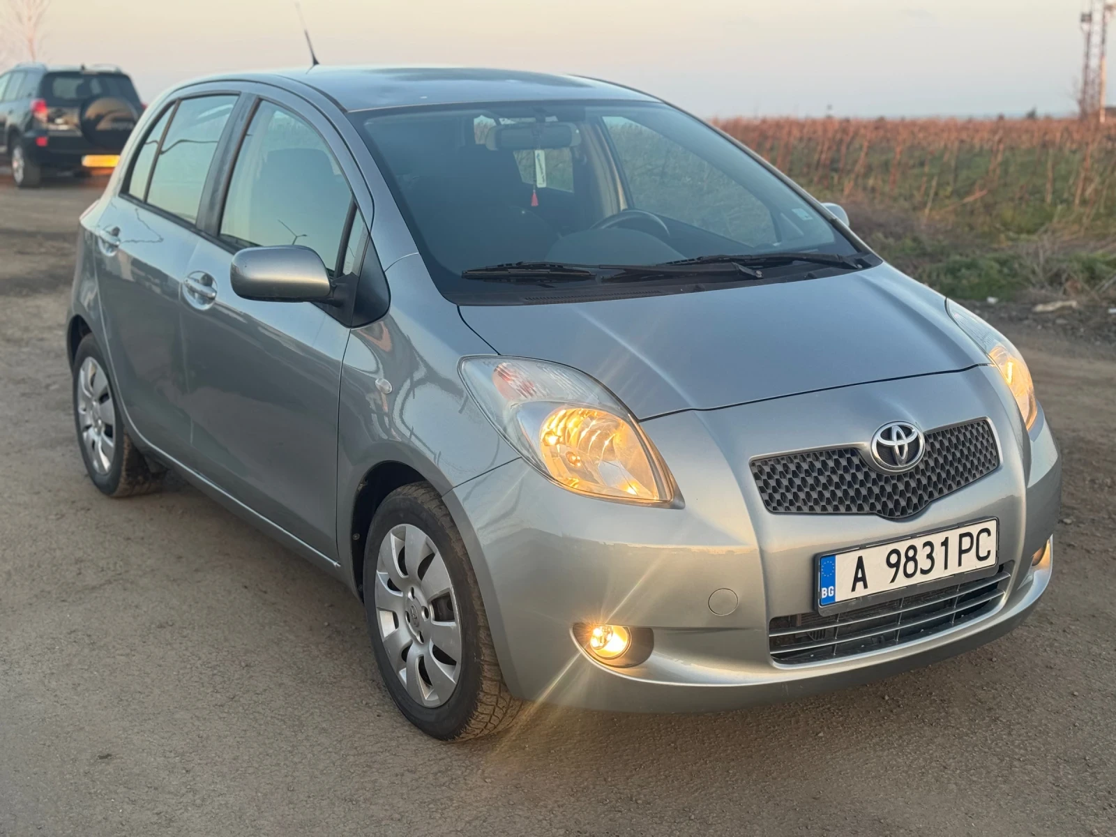 Toyota Yaris Автомат, снимка 13 - Автомобили и джипове - 53434291