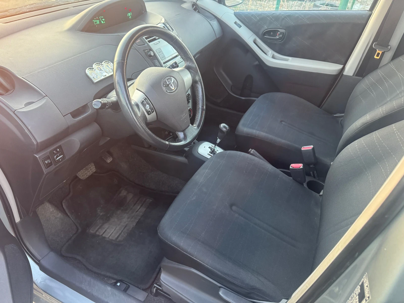 Toyota Yaris Автомат, снимка 7 - Автомобили и джипове - 53434291