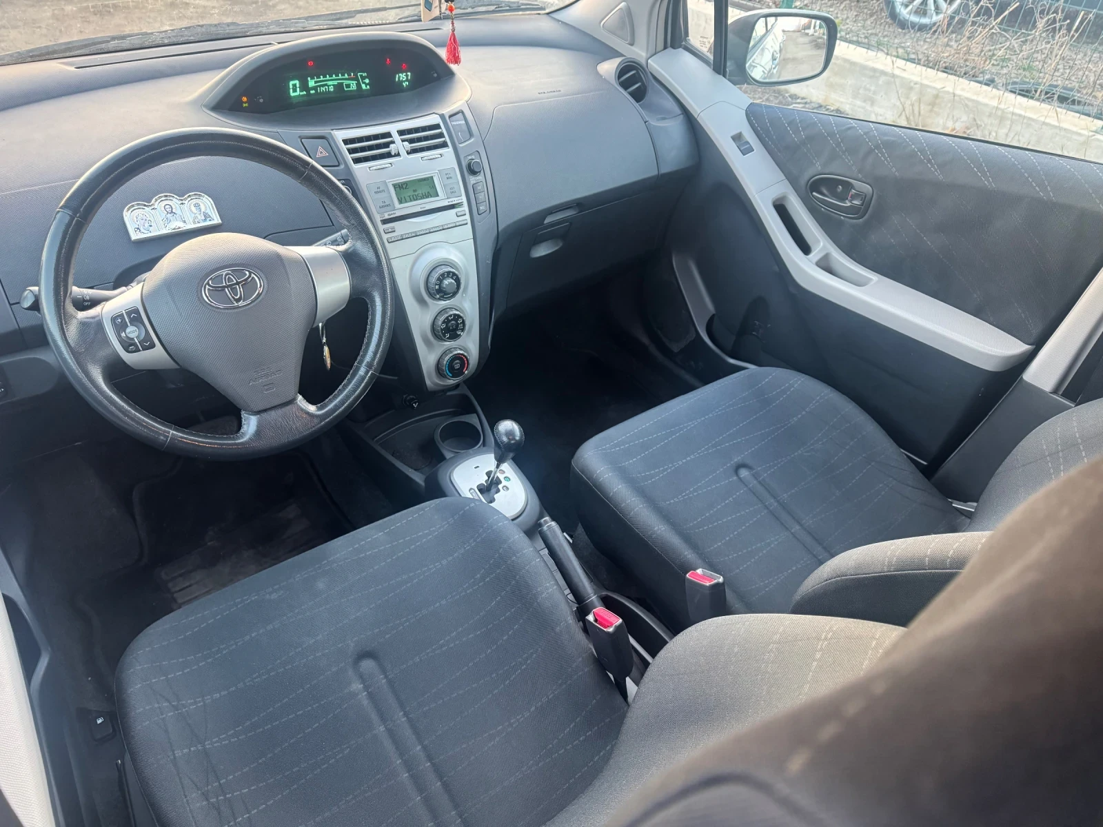 Toyota Yaris Автомат, снимка 8 - Автомобили и джипове - 53434291
