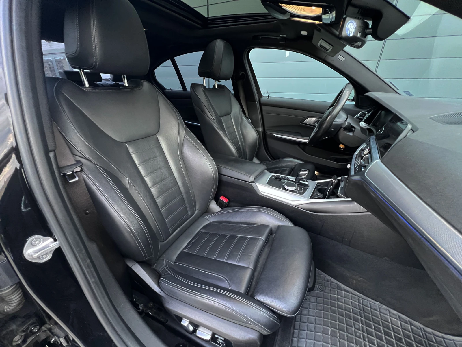 BMW 330 M-Sport, снимка 15 - Автомобили и джипове - 53699659