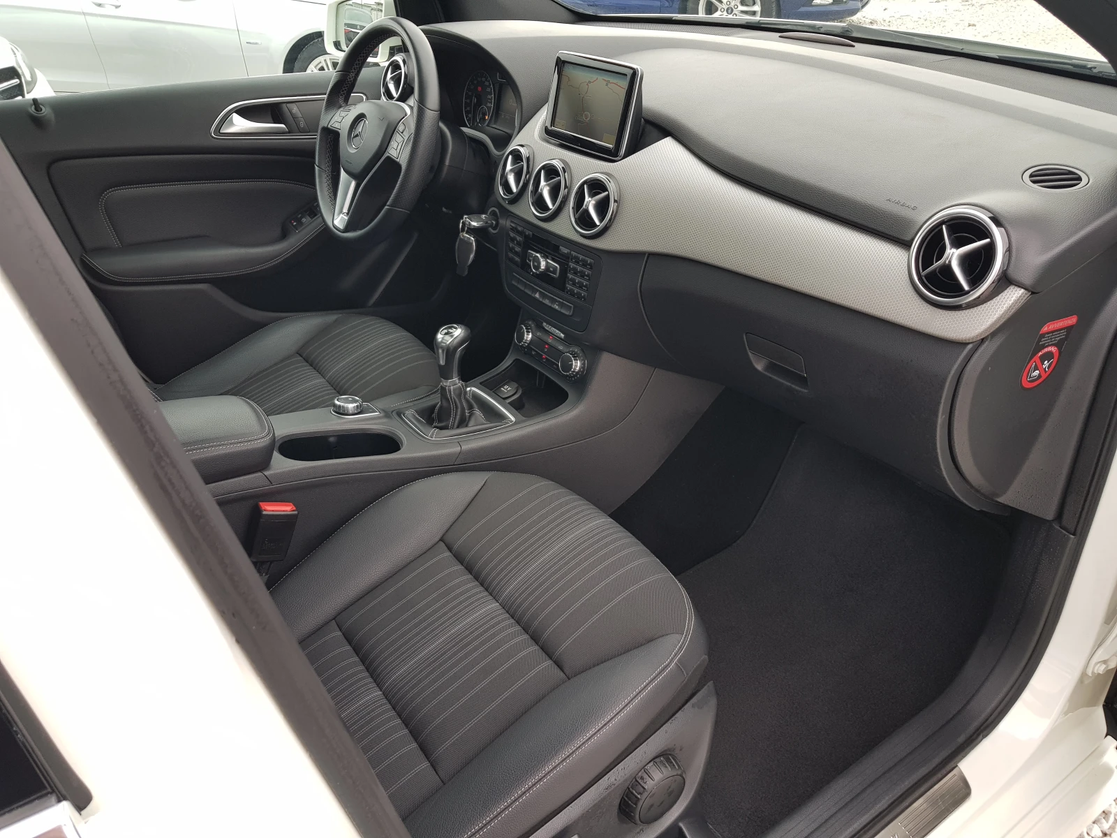 Mercedes-Benz B 200 CDI EURO 5B PREMIUM ПАНОРАМА ЛИЗИНГ, снимка 11 - Автомобили и джипове - 54043114