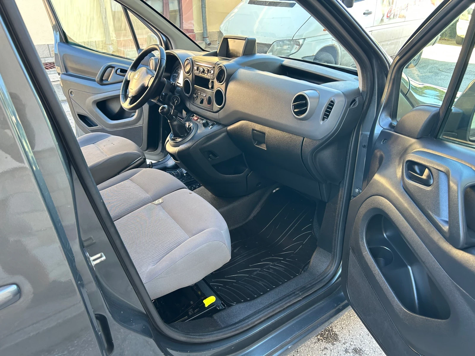 Peugeot Partner 1.6HDI FACE LED НАВИ, снимка 12 - Автомобили и джипове - 55753315
