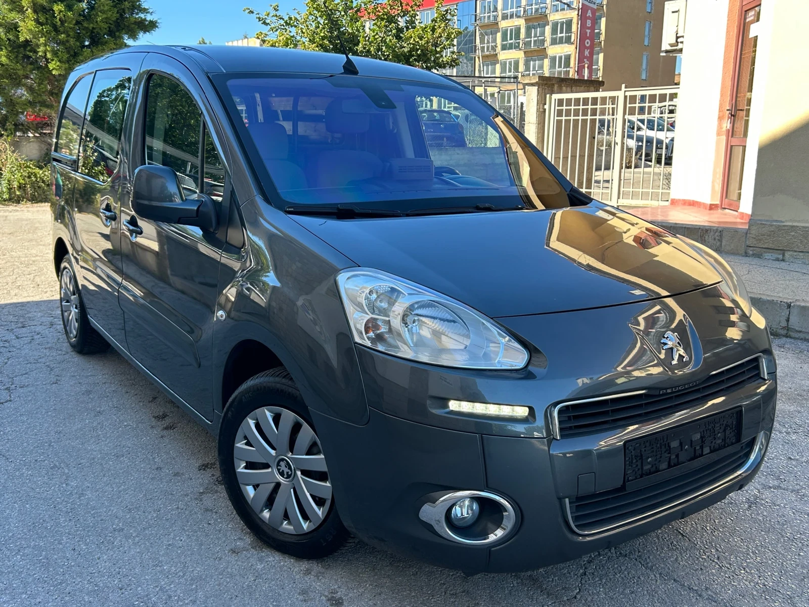 Peugeot Partner 1.6HDI FACE LED НАВИ, снимка 3 - Автомобили и джипове - 55753315