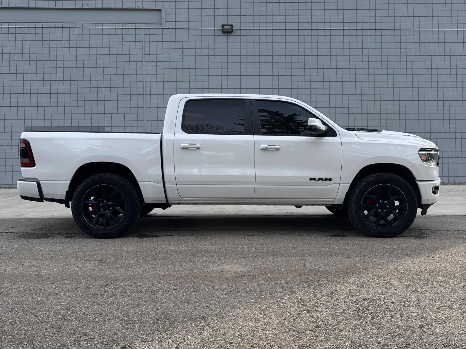 Dodge RAM 1500 Sport * Keyless * CARFAX * АВТО КРЕДИТ * , снимка 4 - Автомобили и джипове - 54795838