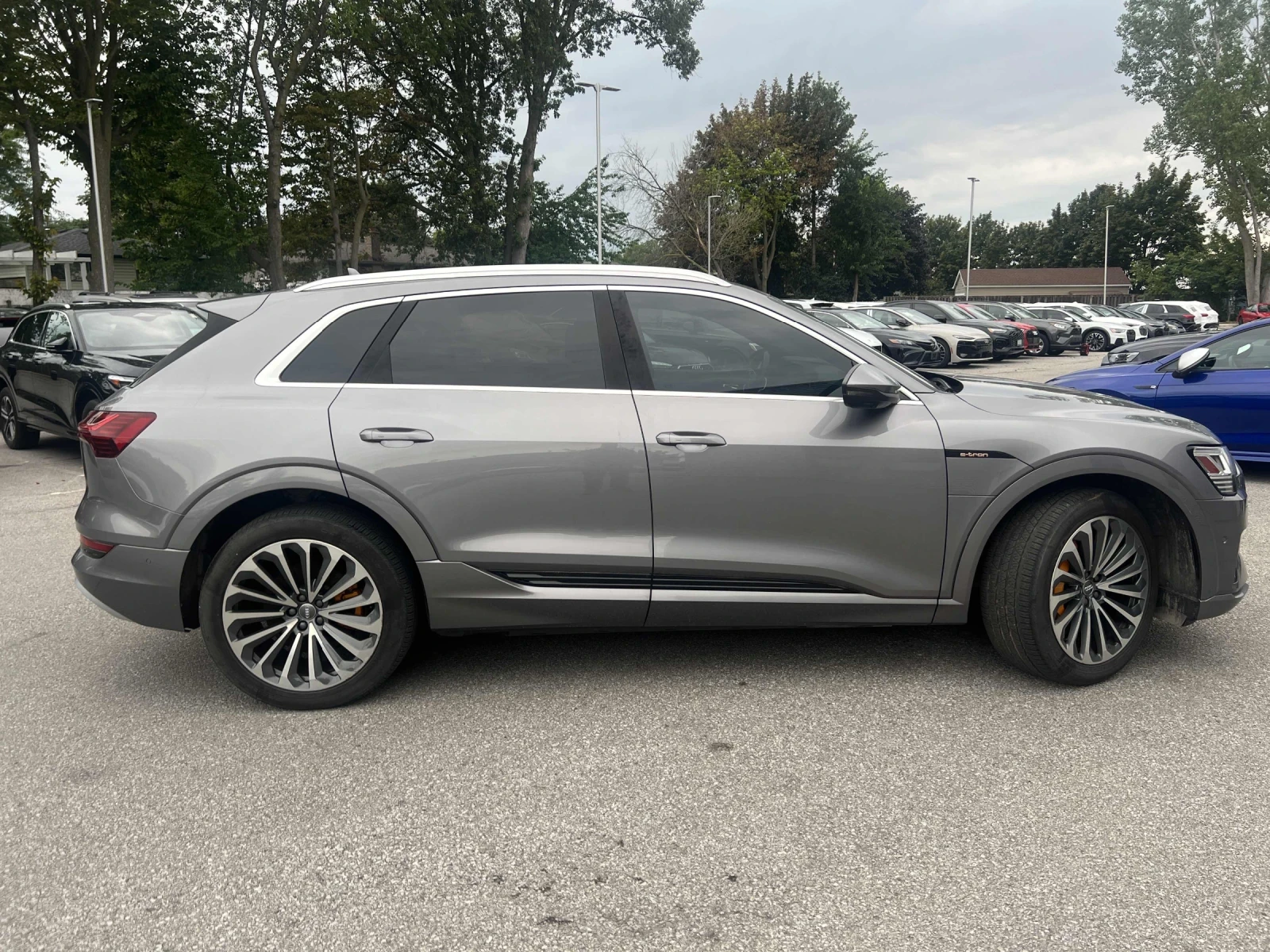 Audi E-Tron Technik* 360* Шибидах* Подгрев* Обдух* Keyless* , снимка 4 - Автомобили и джипове - 55960953