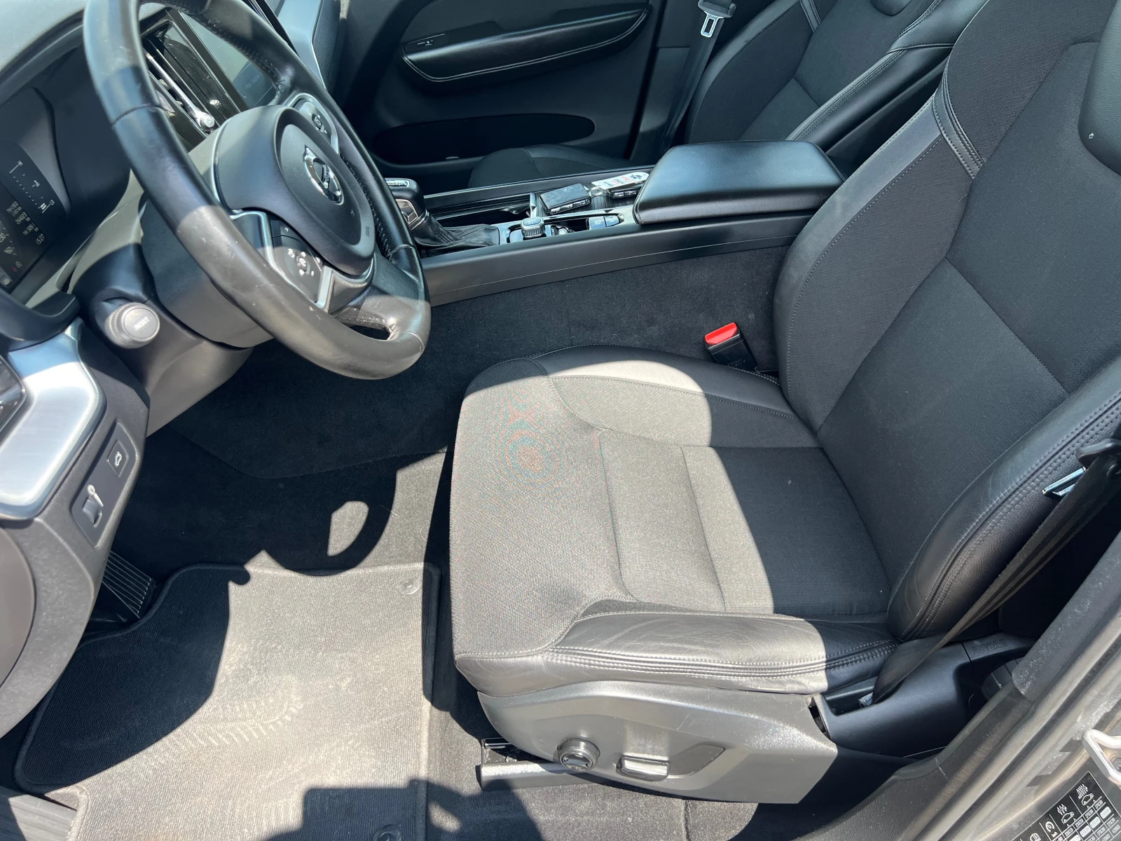 Volvo XC60 2.0 D AWD - изображение 9