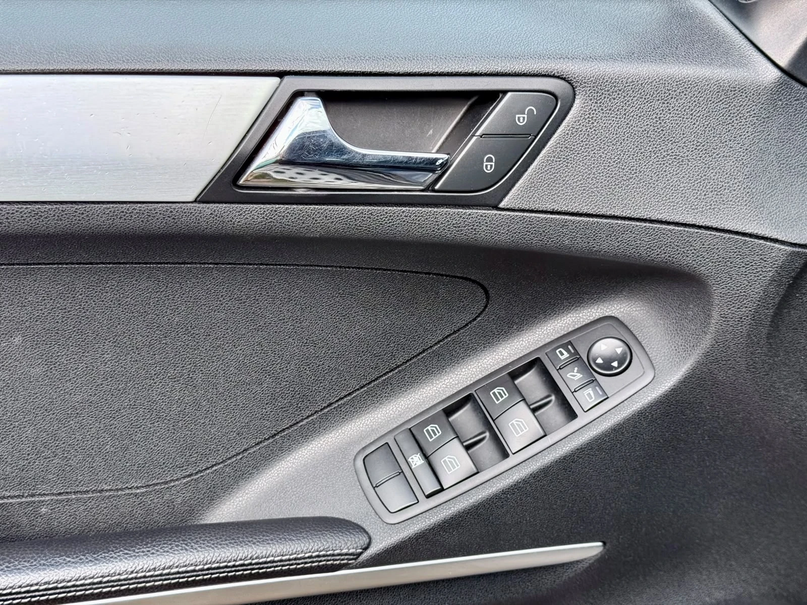 Mercedes-Benz ML 320 4M* Bi-Xenon* Подгрев* , снимка 7 - Автомобили и джипове - 55238167