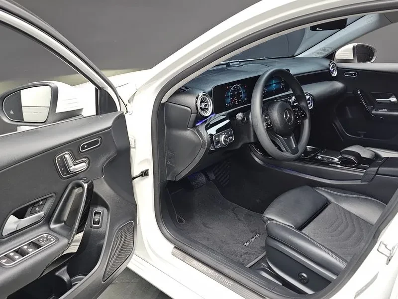 Mercedes-Benz A 220 Sedan, снимка 12 - Автомобили и джипове - 55655684
