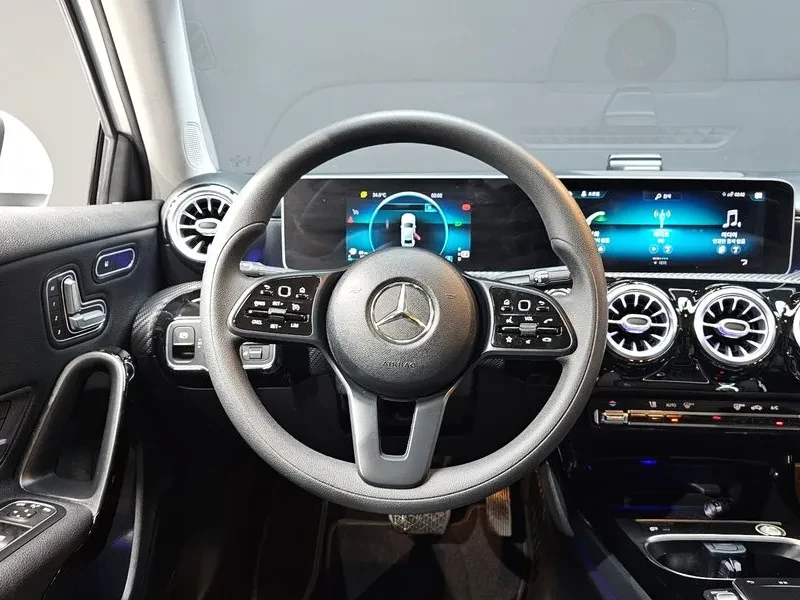 Mercedes-Benz A 220 Sedan, снимка 13 - Автомобили и джипове - 55655684