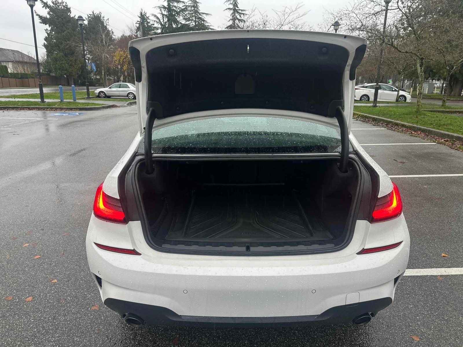 BMW 330 E HYBRID * M PAKET * PANORAMA * CARFAX * , снимка 6 - Автомобили и джипове - 54141531