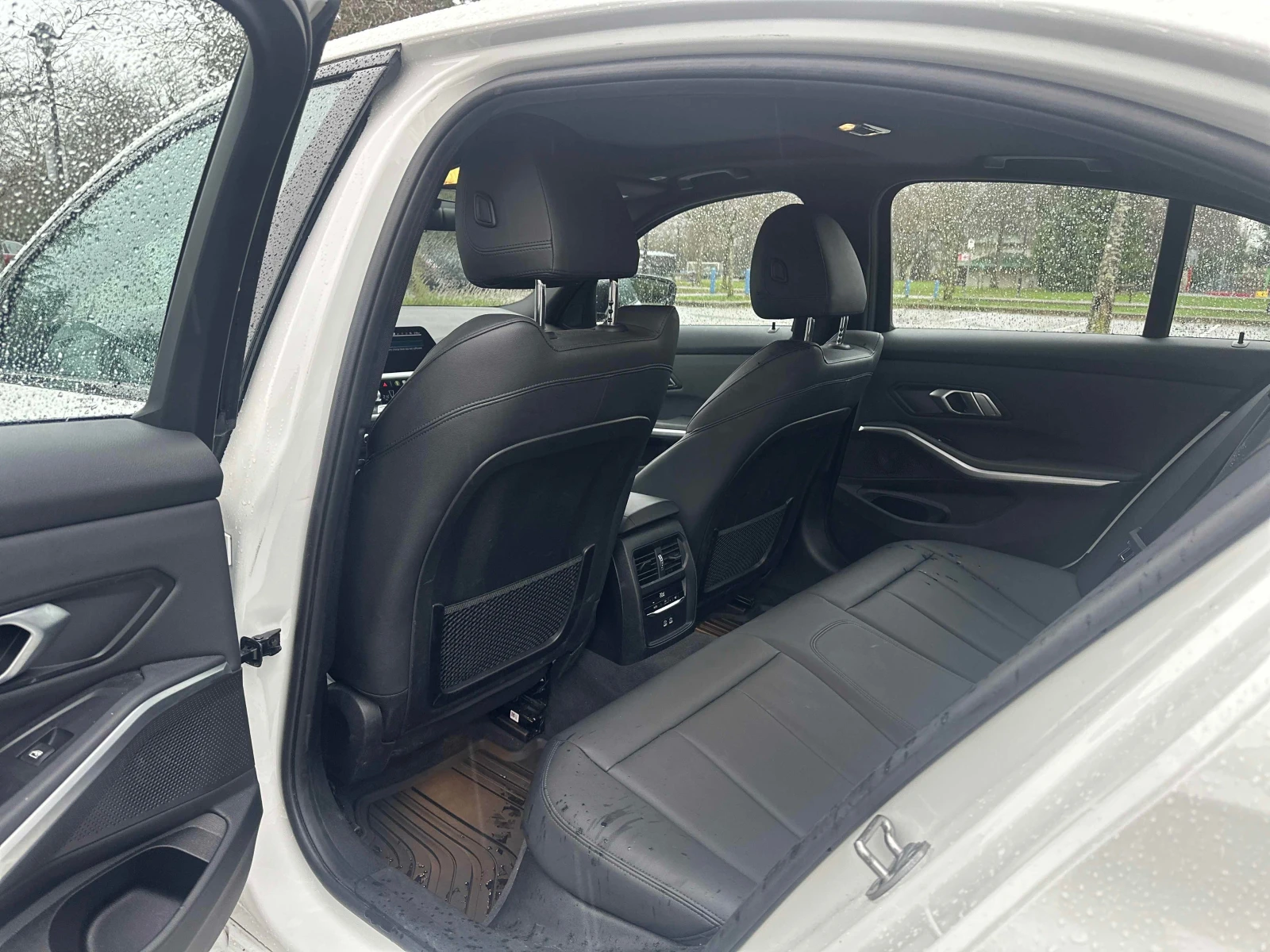 BMW 330 E HYBRID * M PAKET * PANORAMA * CARFAX * , снимка 13 - Автомобили и джипове - 54141531