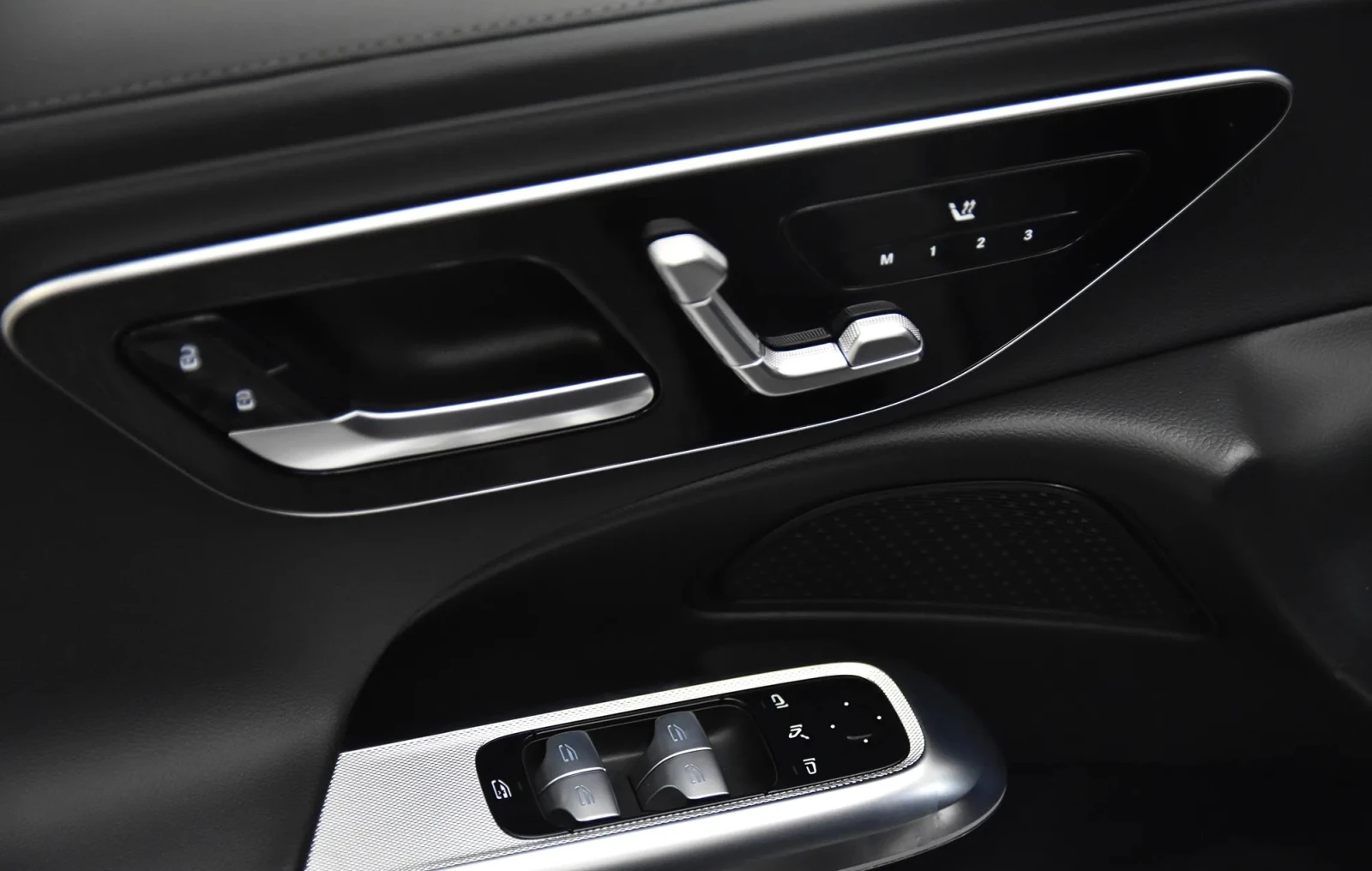 Mercedes-Benz E 200 4MATIC AMG-Line Sedan, снимка 7 - Автомобили и джипове - 54269537