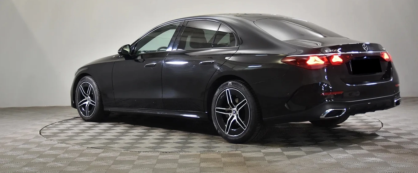 Mercedes-Benz E 200 4MATIC AMG-Line Sedan, снимка 4 - Автомобили и джипове - 54269537