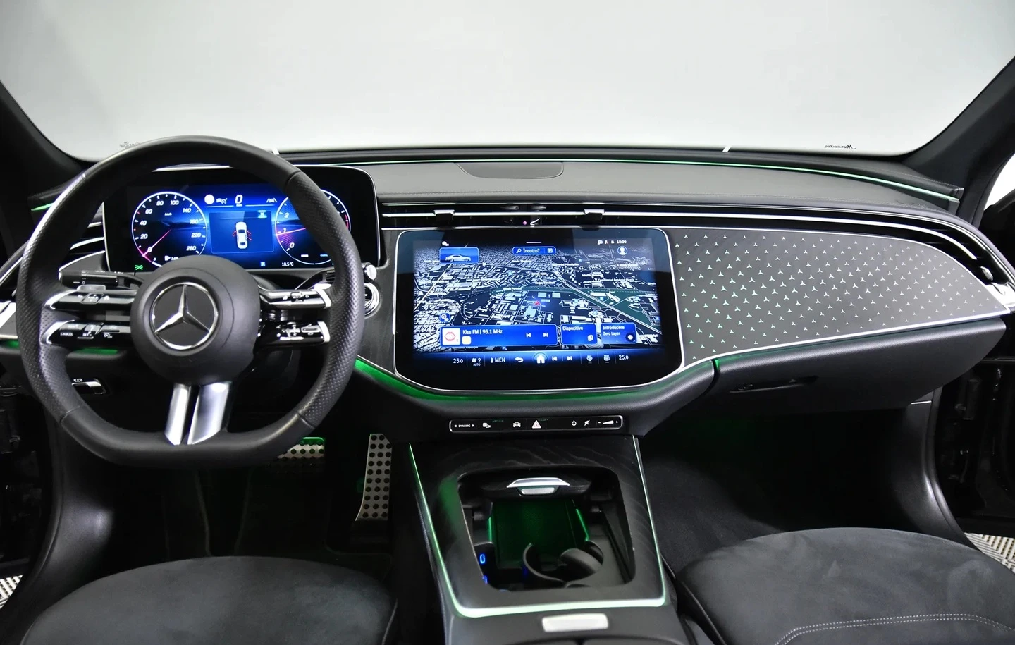 Mercedes-Benz E 200 4MATIC AMG-Line Sedan, снимка 5 - Автомобили и джипове - 54269537