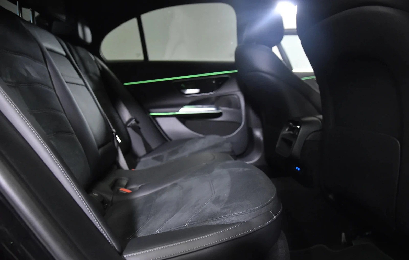 Mercedes-Benz E 200 4MATIC AMG-Line Sedan, снимка 8 - Автомобили и джипове - 54269537