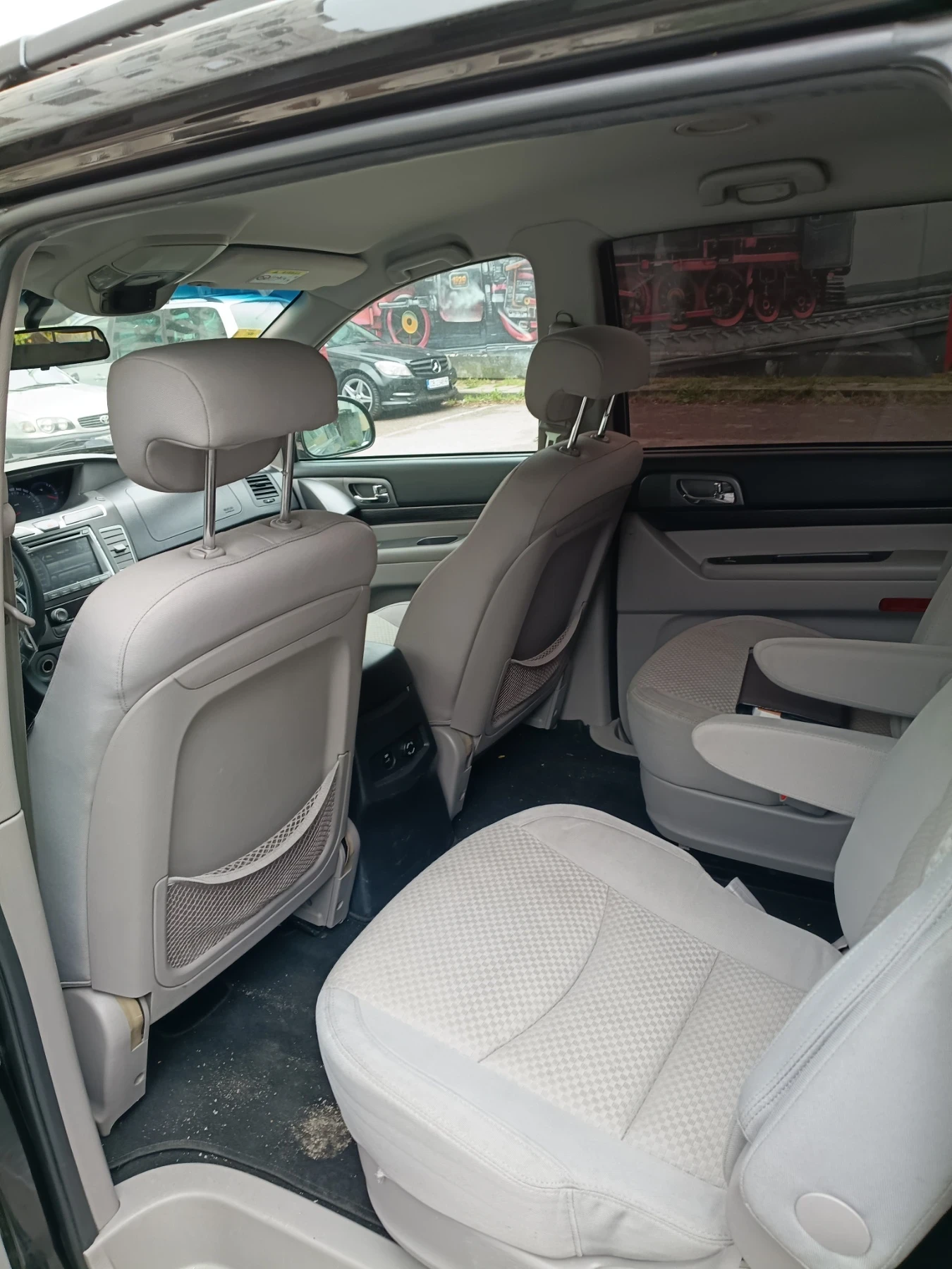 SsangYong Rodius 7 места, снимка 11 - Автомобили и джипове - 54645599
