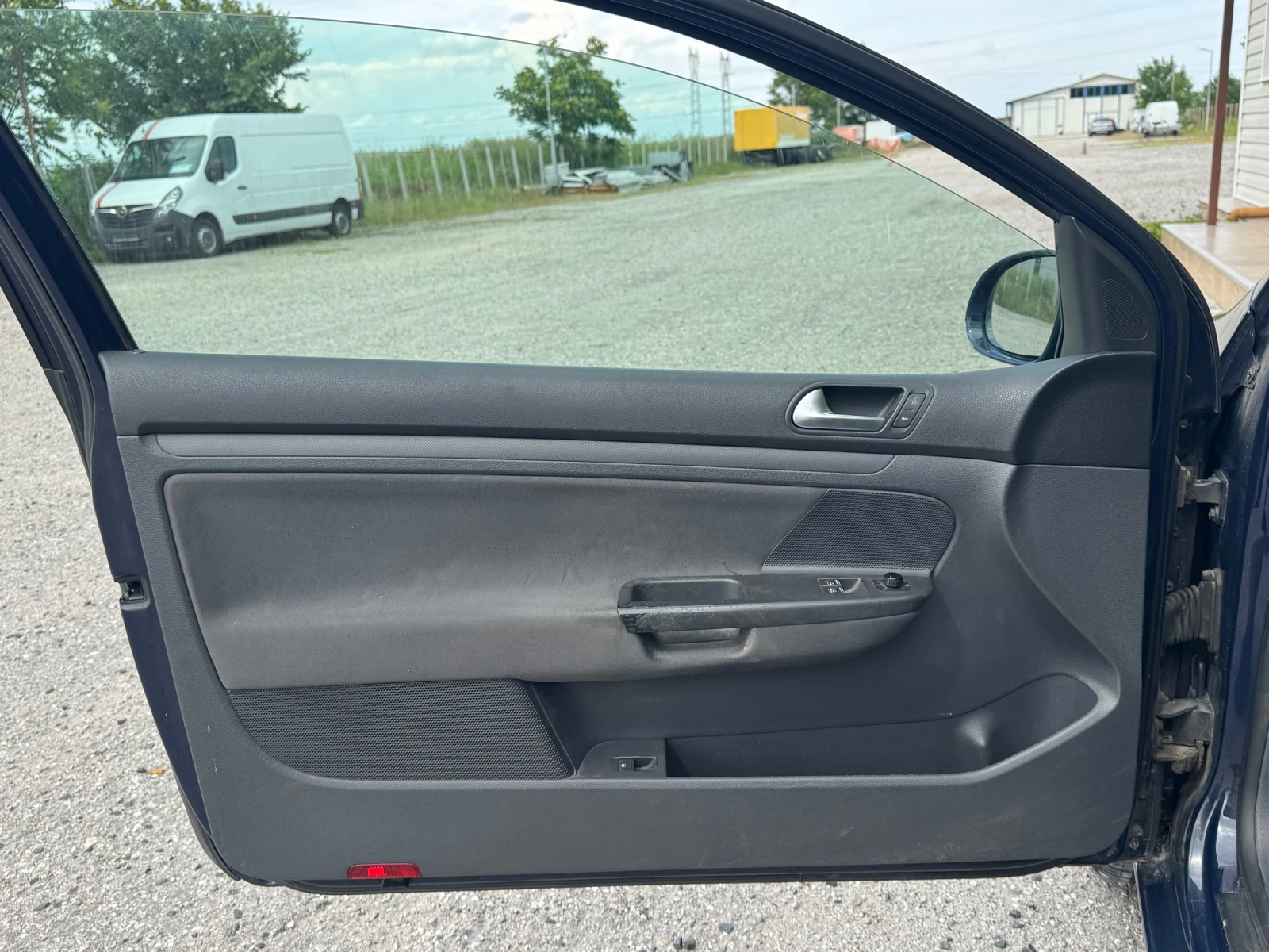 VW Golf 1.9TDI 105к.с Ръчка климатроник Регистриран, снимка 7 - Автомобили и джипове - 54765616