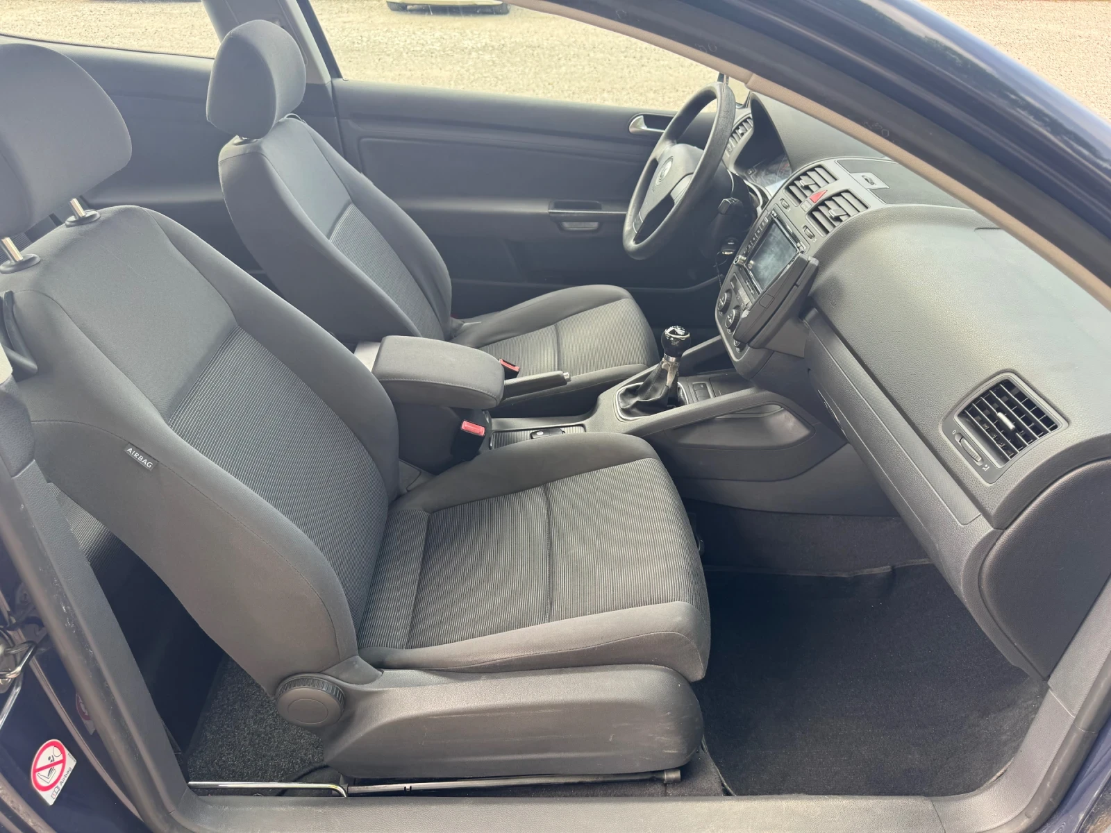 VW Golf 1.9TDI 105к.с Ръчка климатроник Регистриран, снимка 10 - Автомобили и джипове - 54765616