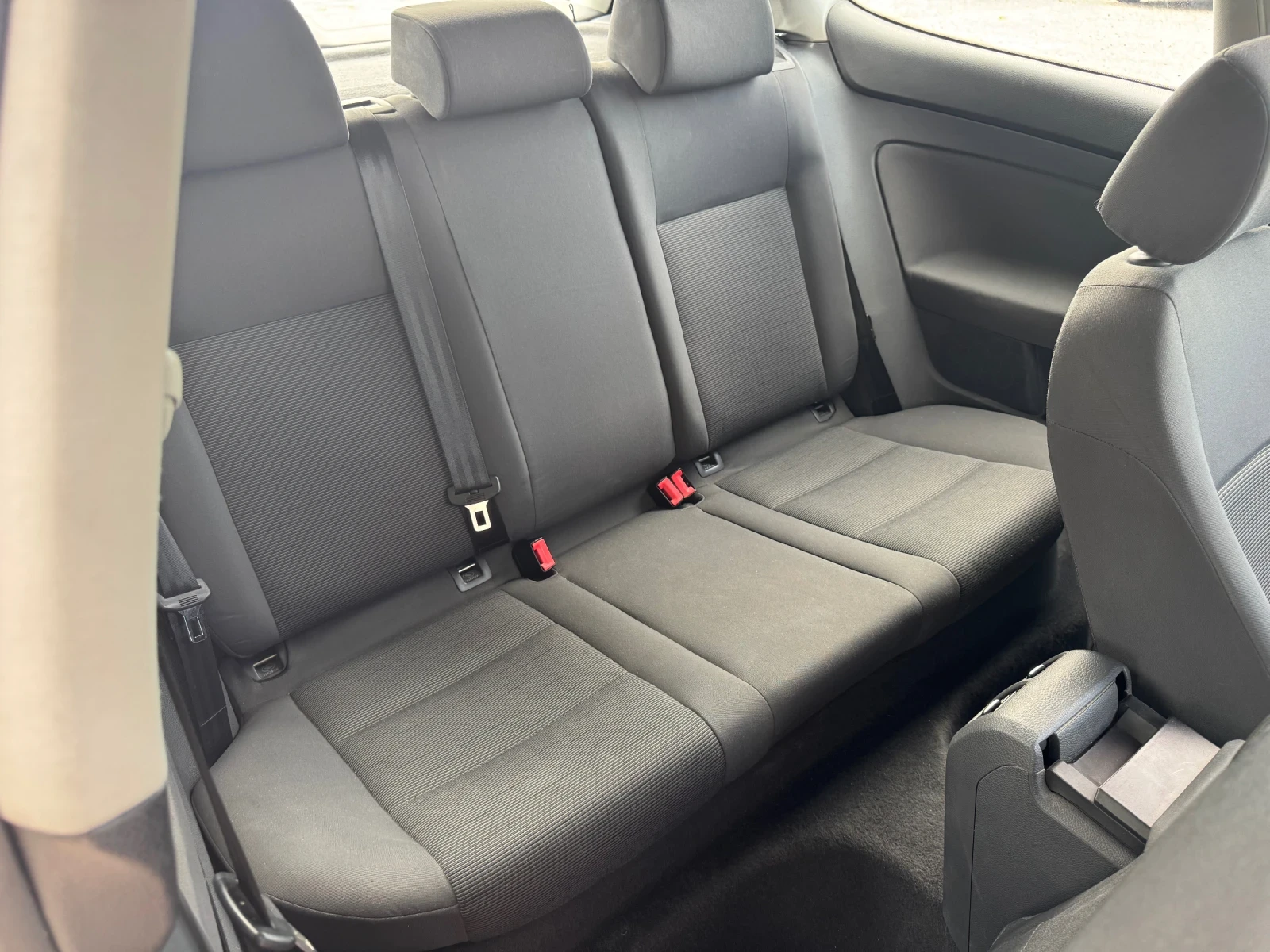 VW Golf 1.9TDI 105к.с Ръчка климатроник Регистриран, снимка 13 - Автомобили и джипове - 54765616