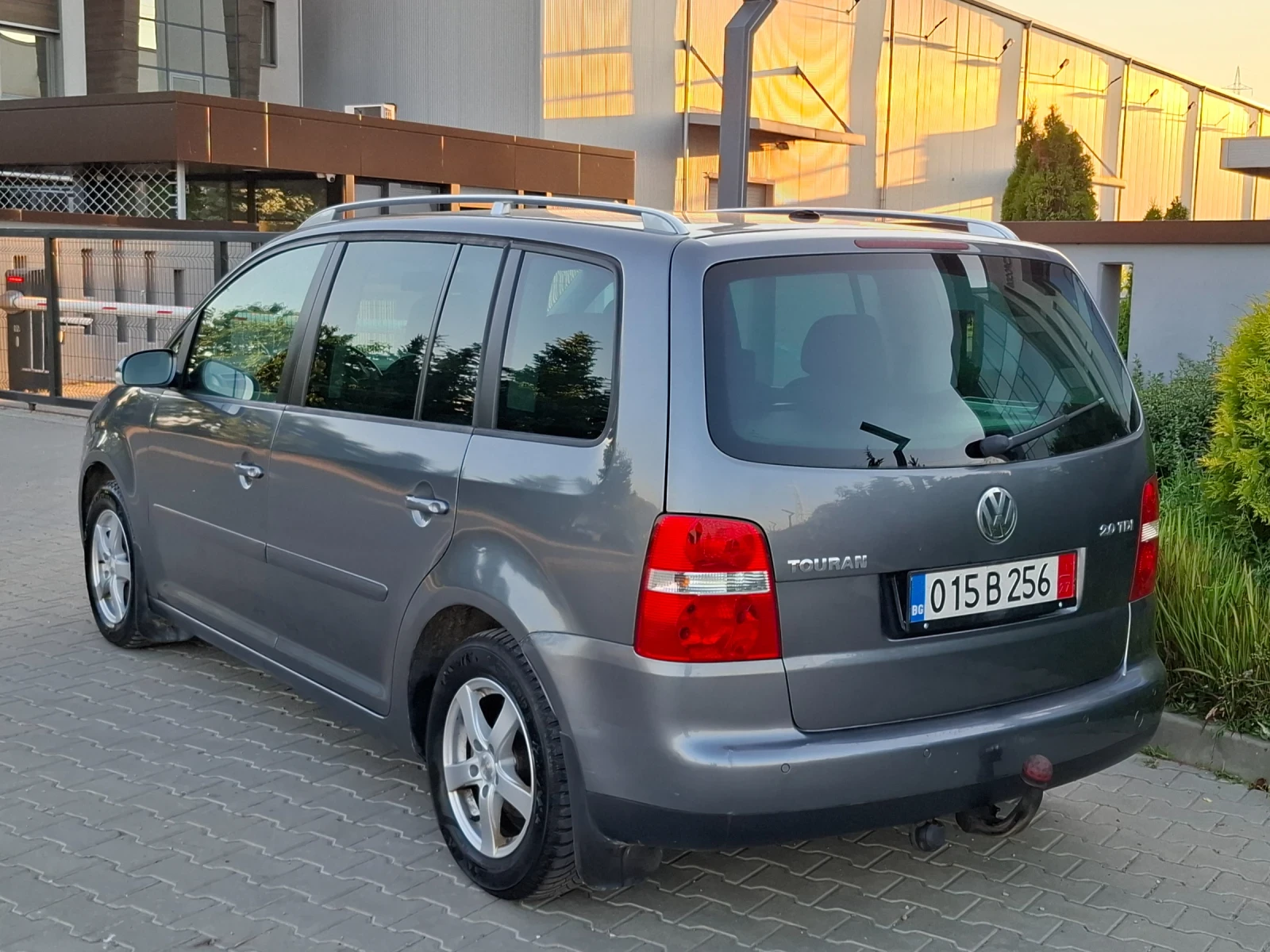 VW Touran 2.0TDI* (140кс)* 5-СКОРОСТИ* HOB BHOC* * , снимка 8 - Автомобили и джипове - 54839868