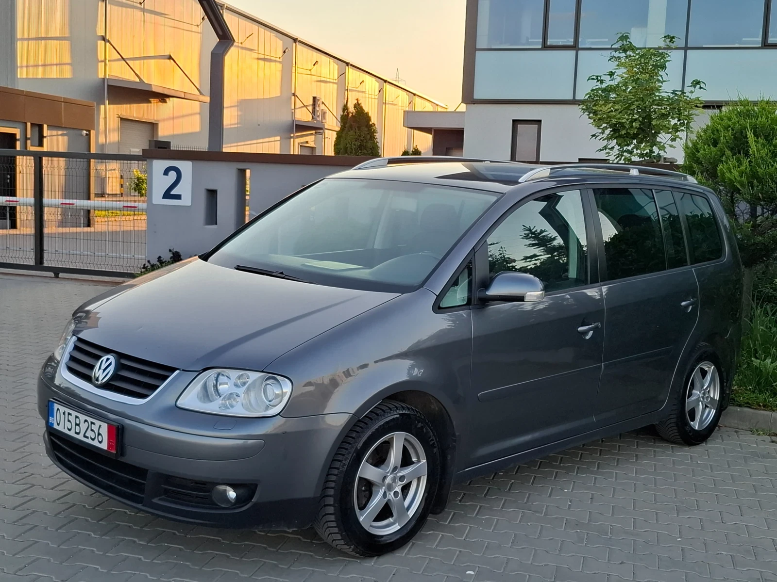 VW Touran 2.0TDI* (140кс)* 5-СКОРОСТИ* HOB BHOC* * , снимка 4 - Автомобили и джипове - 54839868