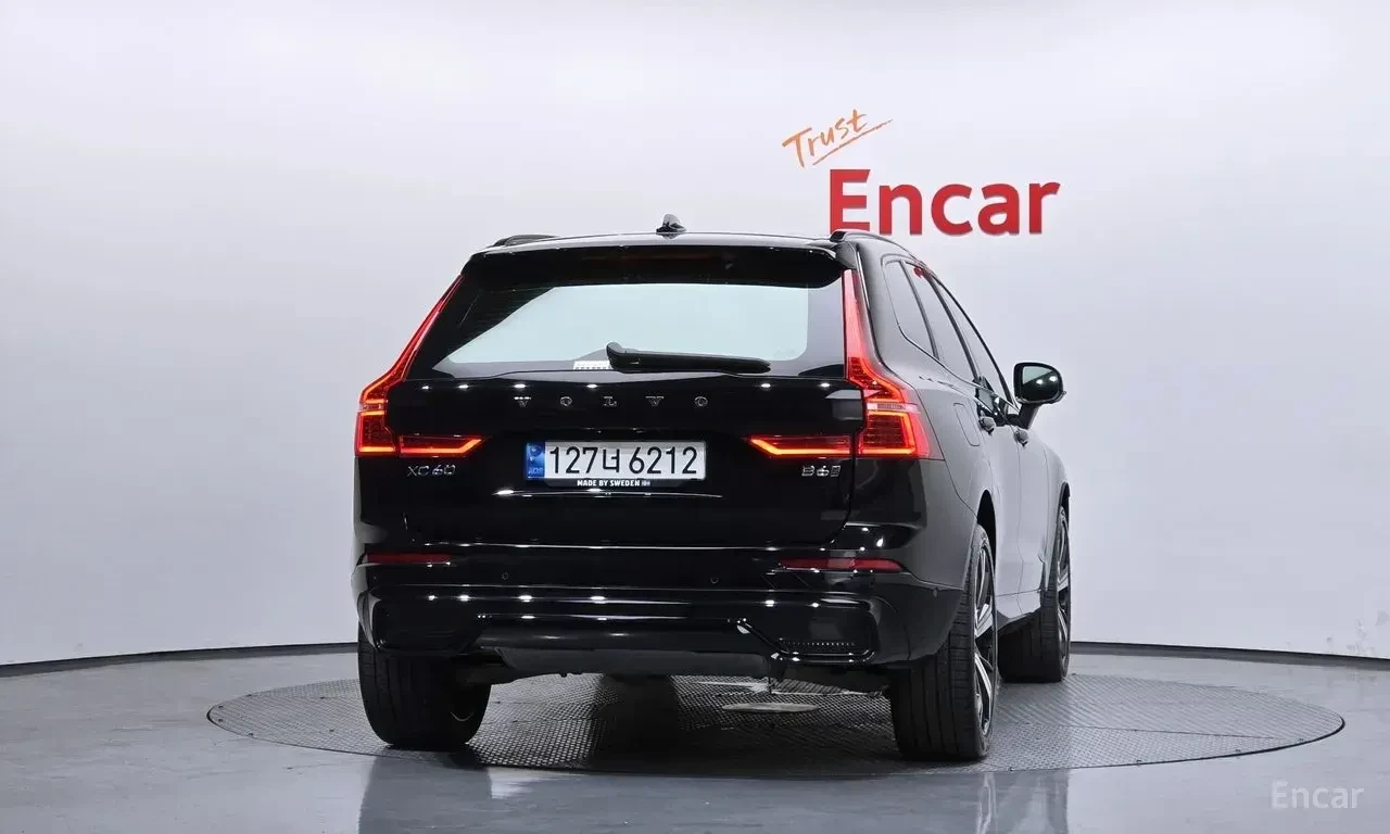 Volvo XC60 * B6 | R-Design | 4x4 | PILOT ASSIST | HUD | 360 К, снимка 13 - Автомобили и джипове - 55155595