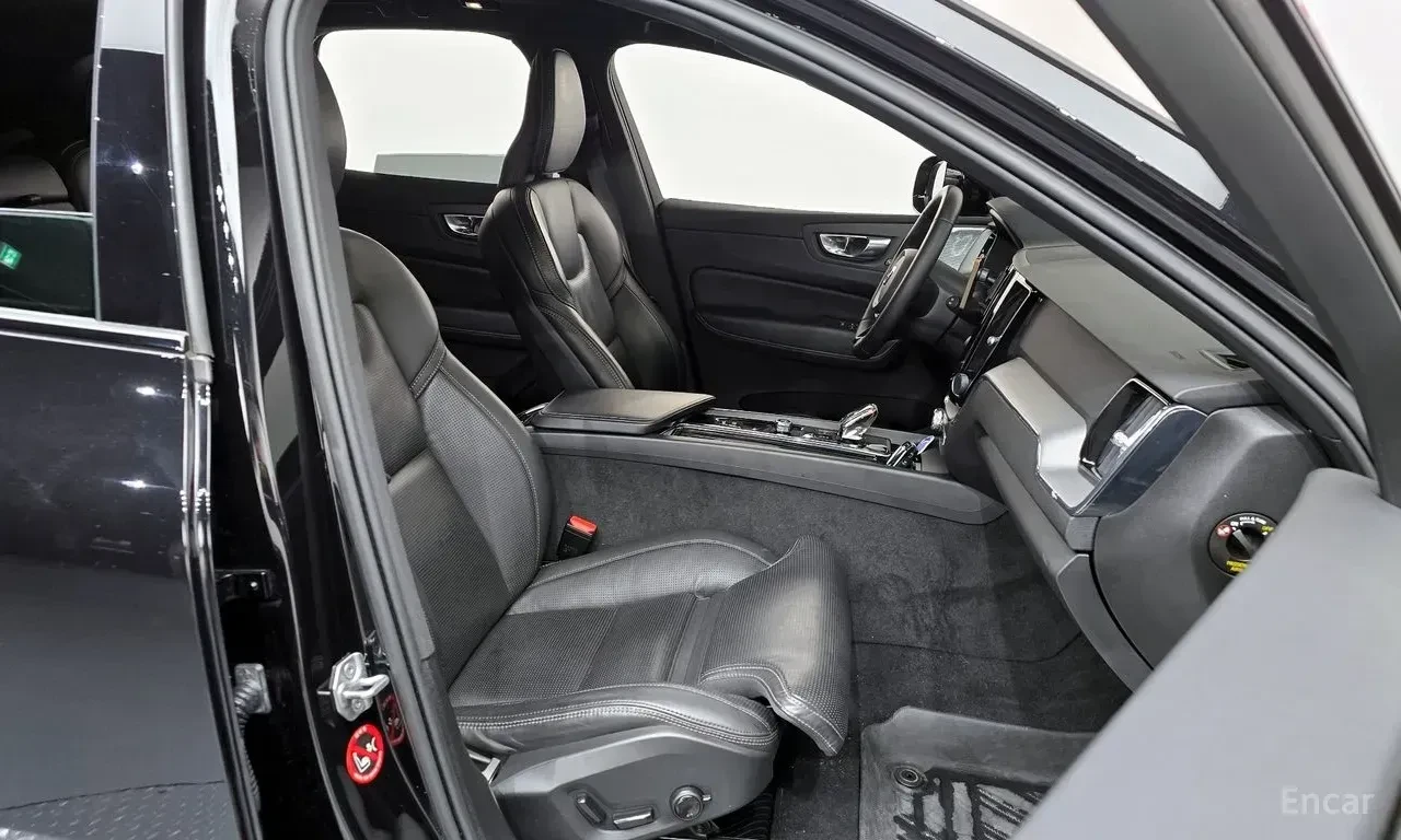 Volvo XC60 * B6 | R-Design | 4x4 | PILOT ASSIST | HUD | 360 К, снимка 9 - Автомобили и джипове - 55155595