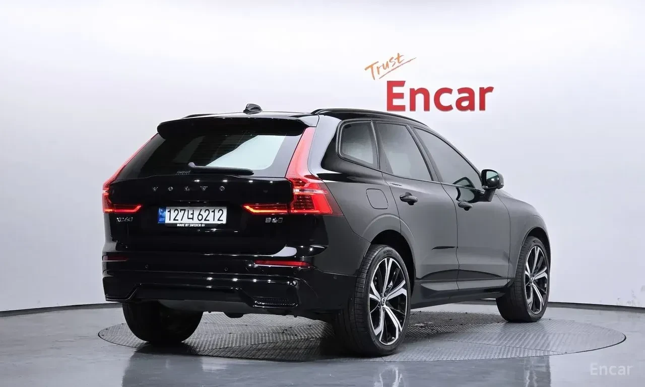 Volvo XC60 * B6 | R-Design | 4x4 | PILOT ASSIST | HUD | 360 К, снимка 11 - Автомобили и джипове - 55155595