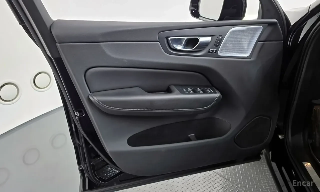 Volvo XC60 * B6 | R-Design | 4x4 | PILOT ASSIST | HUD | 360 К, снимка 7 - Автомобили и джипове - 55155595
