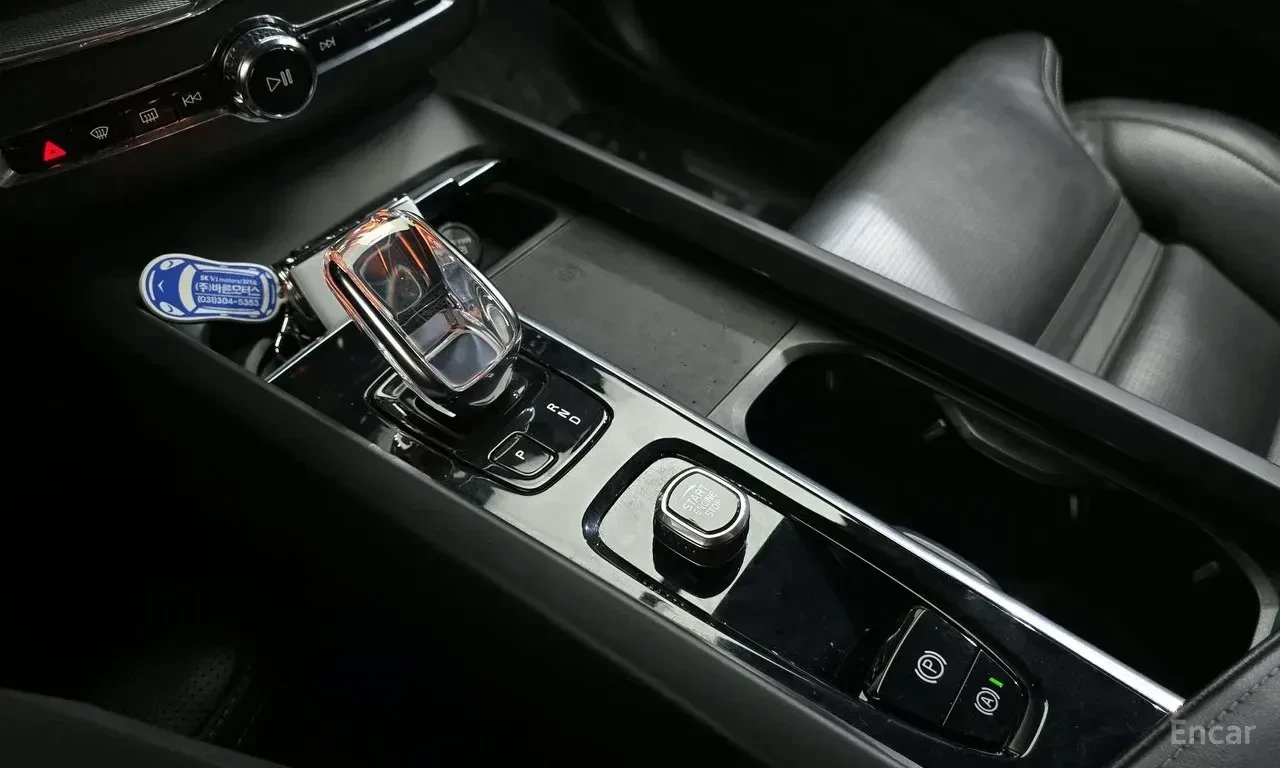 Volvo XC60 * B6 | R-Design | 4x4 | PILOT ASSIST | HUD | 360 К, снимка 2 - Автомобили и джипове - 55155595