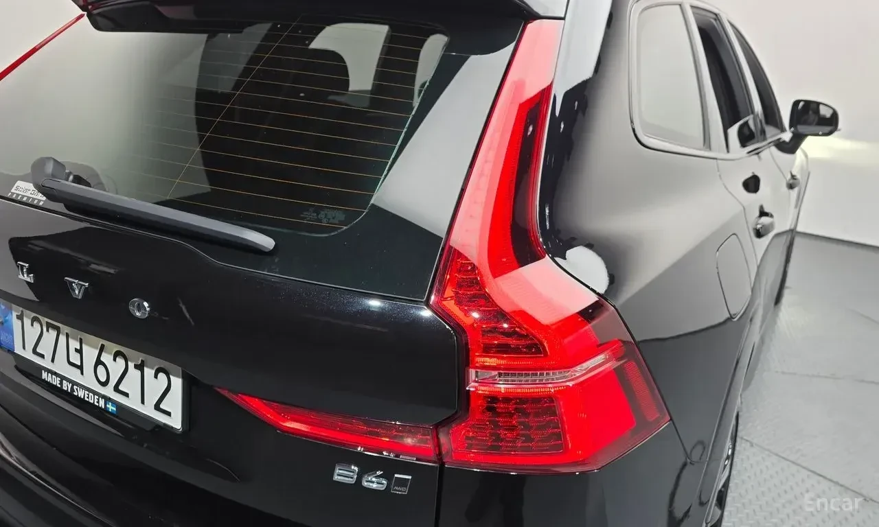 Volvo XC60 * B6 | R-Design | 4x4 | PILOT ASSIST | HUD | 360 К, снимка 6 - Автомобили и джипове - 55155595