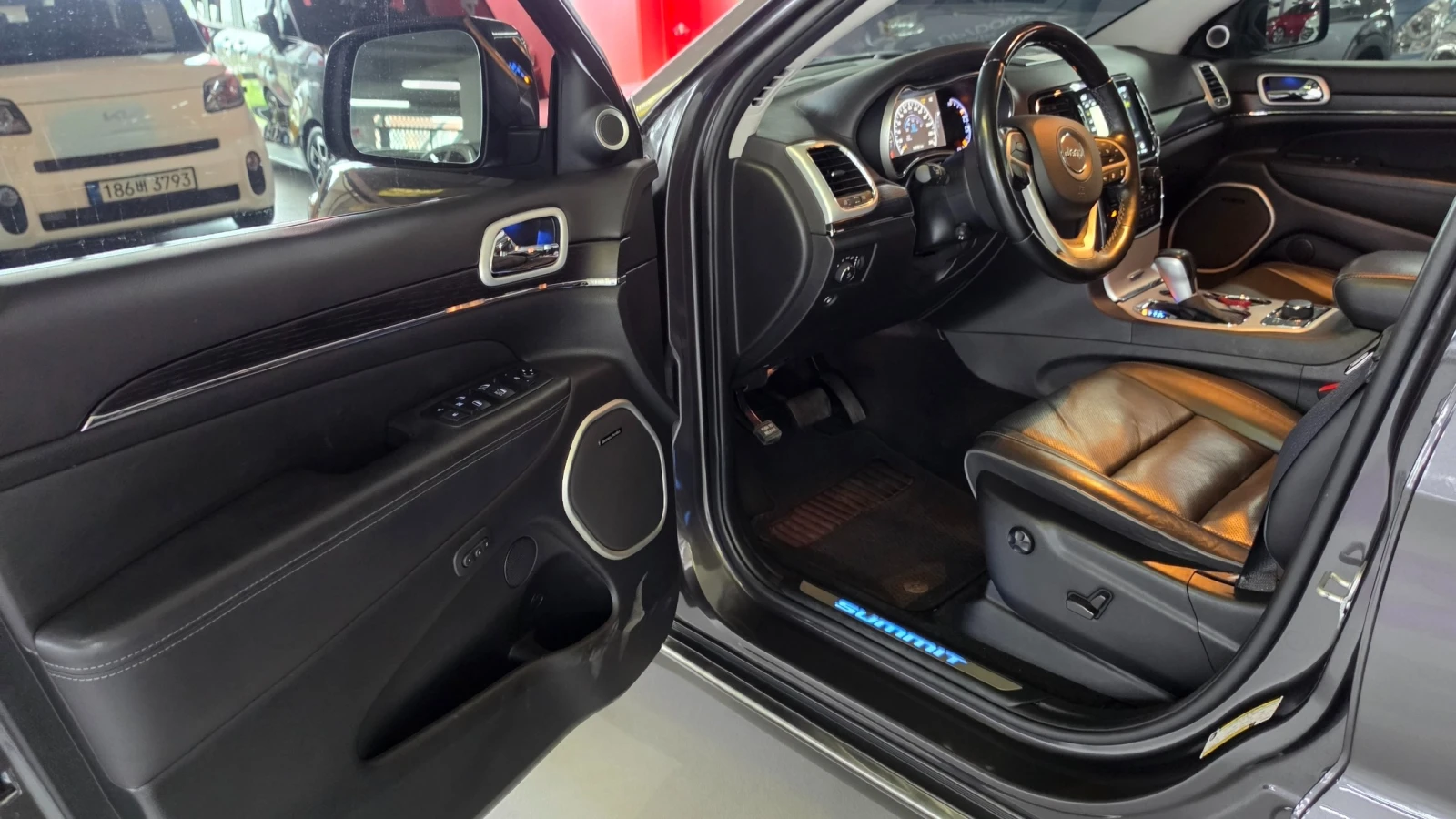 Jeep Grand cherokee 3.6 SUMMIT* FULL* КРАЙНА ЦЕНА ДО БЪЛГАРИЯ* , снимка 9 - Автомобили и джипове - 55174010