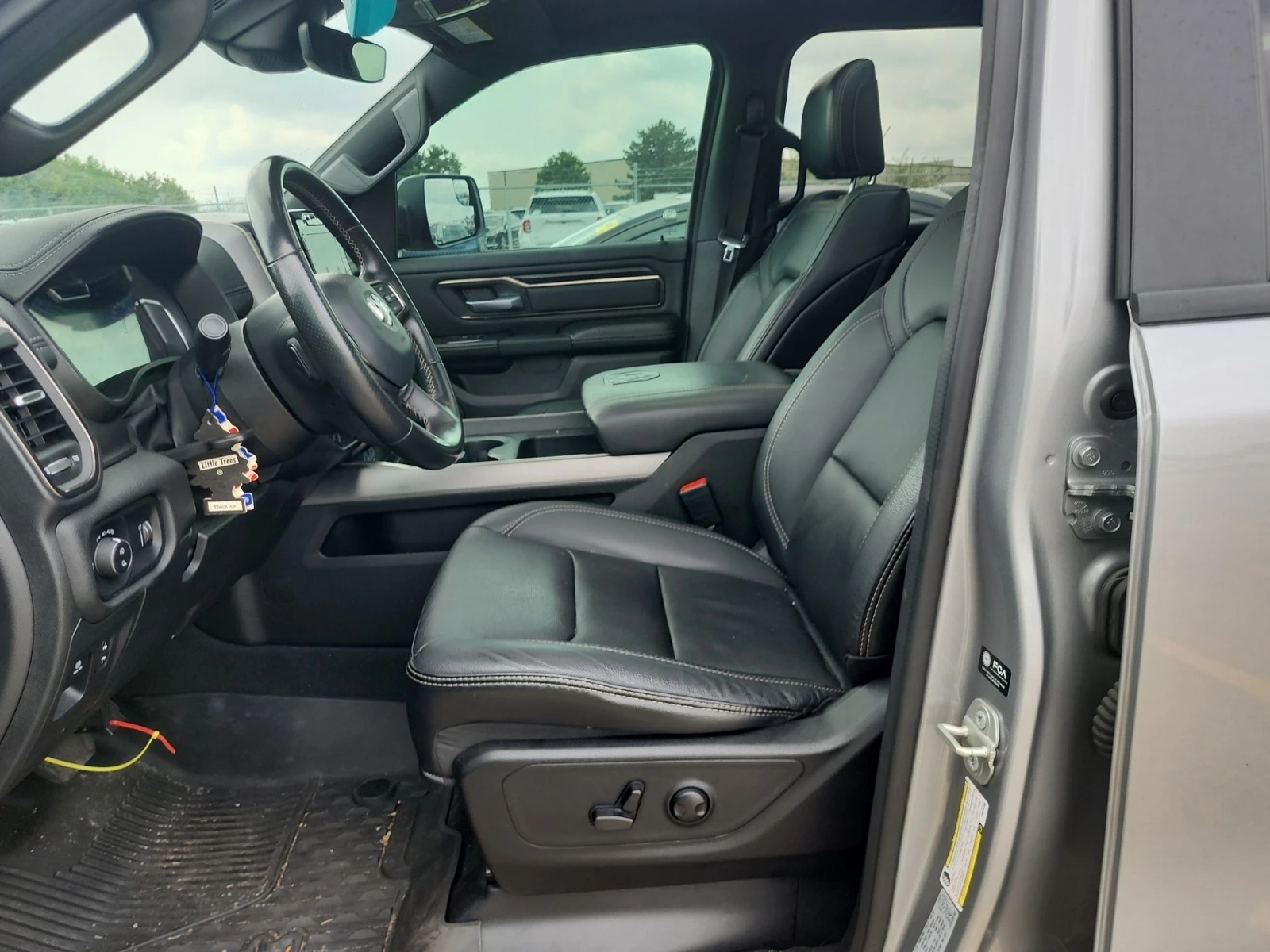 Dodge RAM 1500 5.7 * MILD HYBRID * 2 КЛЮЧА * ОБДУХВАНЕ * ПАНОРАМА, снимка 5 - Автомобили и джипове - 55617390