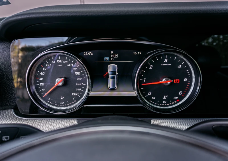 Mercedes-Benz E 220 6М.ГАР.РЕГИСТРИРАНА-TOP!, снимка 12 - Автомобили и джипове - 52288109