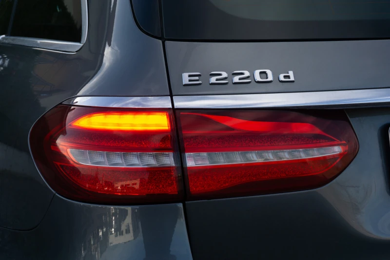 Mercedes-Benz E 220 6М.ГАР.РЕГИСТРИРАНА-TOP!, снимка 14 - Автомобили и джипове - 52288109