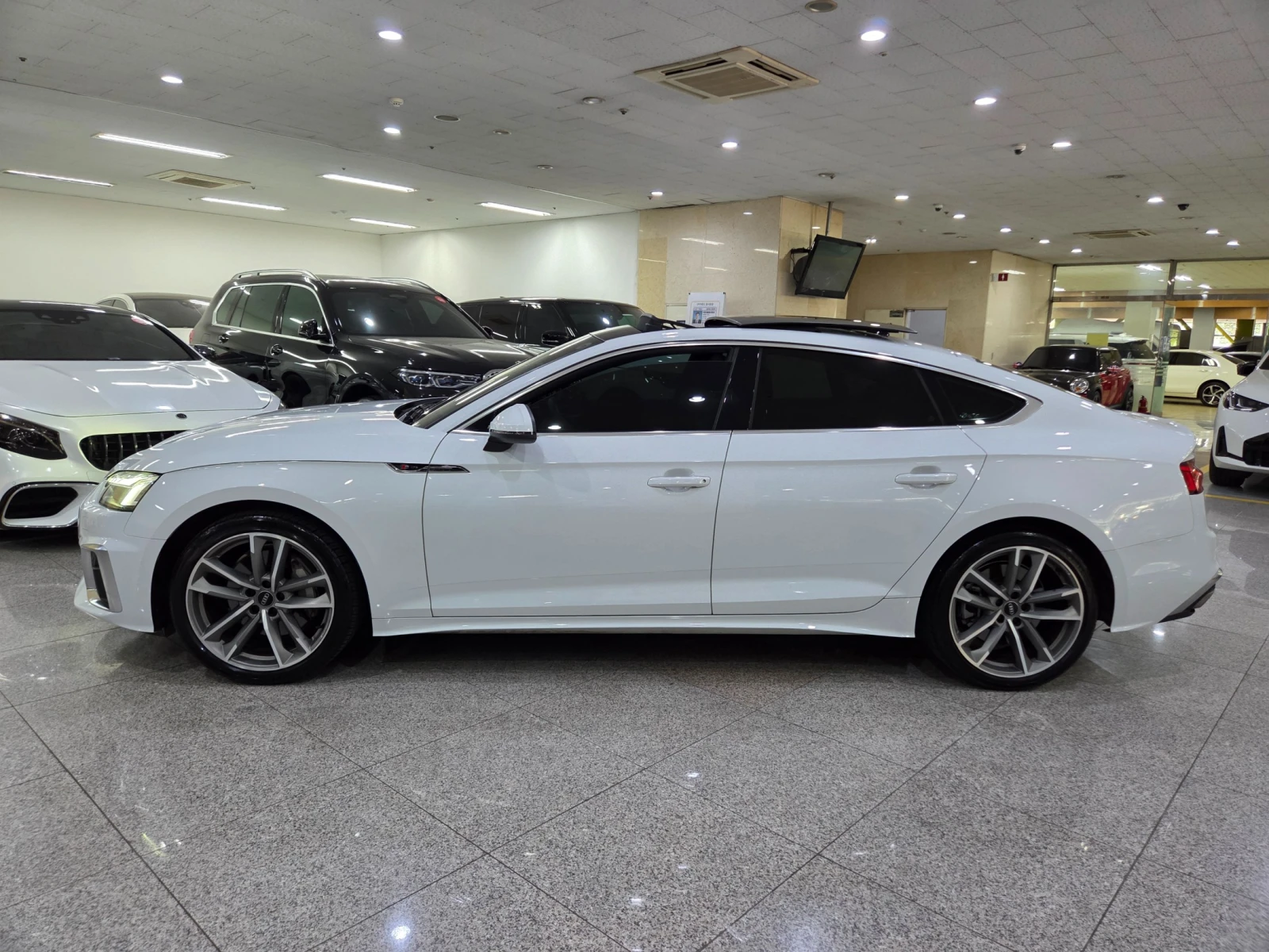 Audi A5 2021* DIS* HEAD-UP* ОБДУХ* КРАЙНА ЦЕНА, снимка 4 - Автомобили и джипове - 54863972