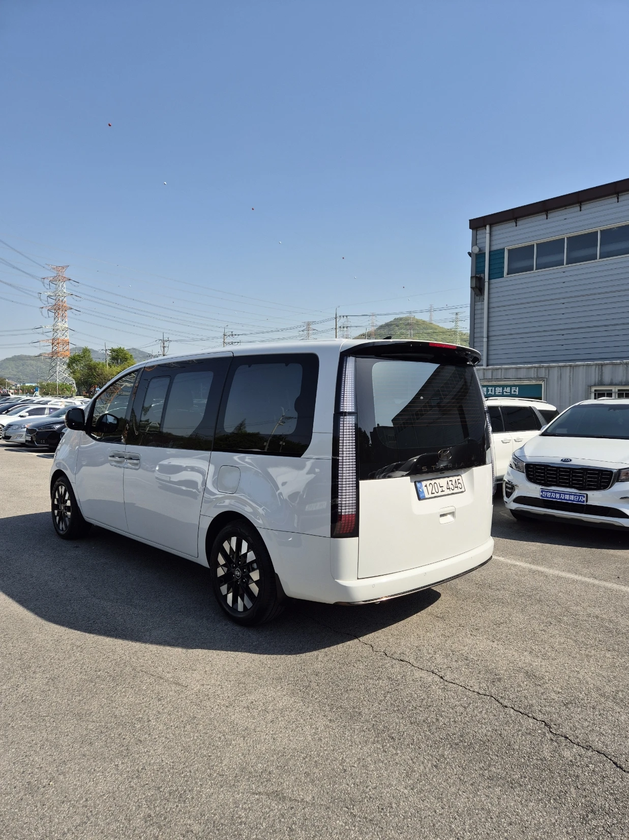 Hyundai Staria 1.6 HEV Inspiration* ОБДУХВАНЕ* 360* КРАЙНА ЦЕНА, снимка 3 - Автомобили и джипове - 55409140