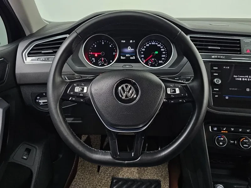 VW Tiguan  Generation 2.0 Tdi Premium, снимка 12 - Автомобили и джипове - 56112890