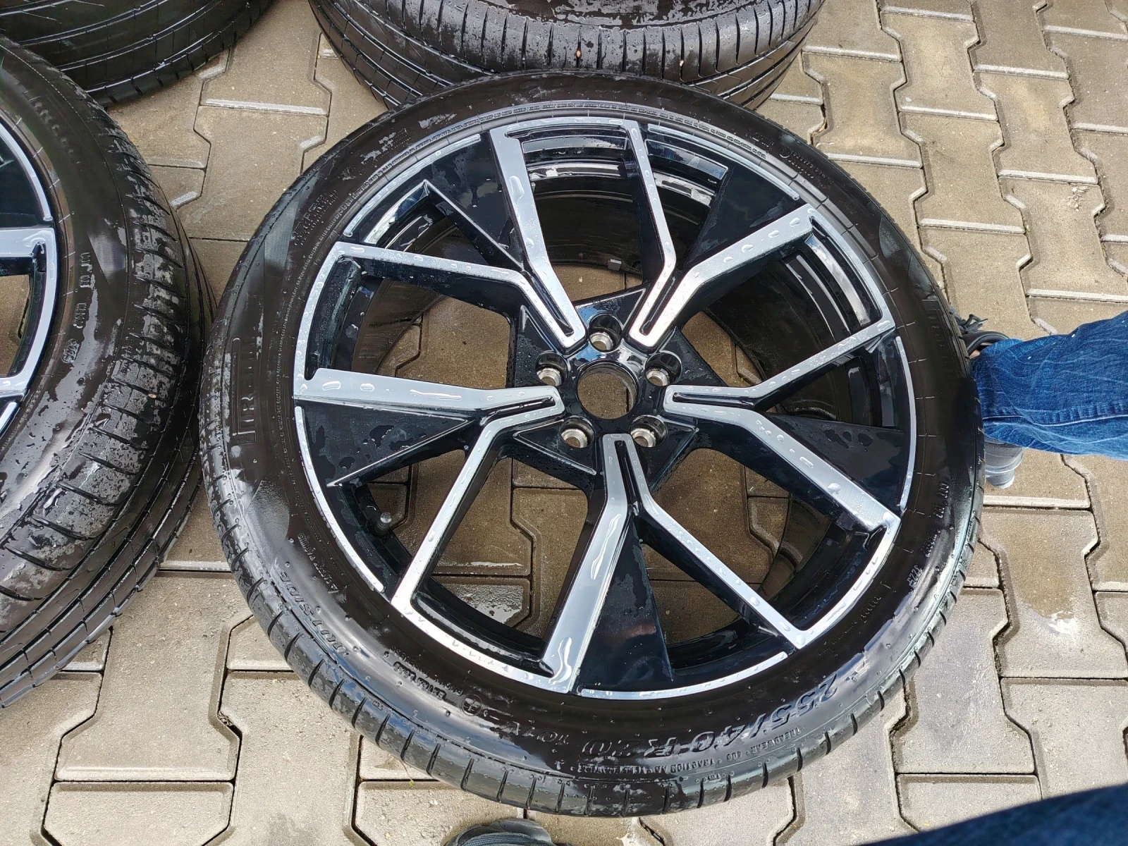 Гуми с джанти Pirelli 255/40R20, снимка 2 - Гуми и джанти - 54693646