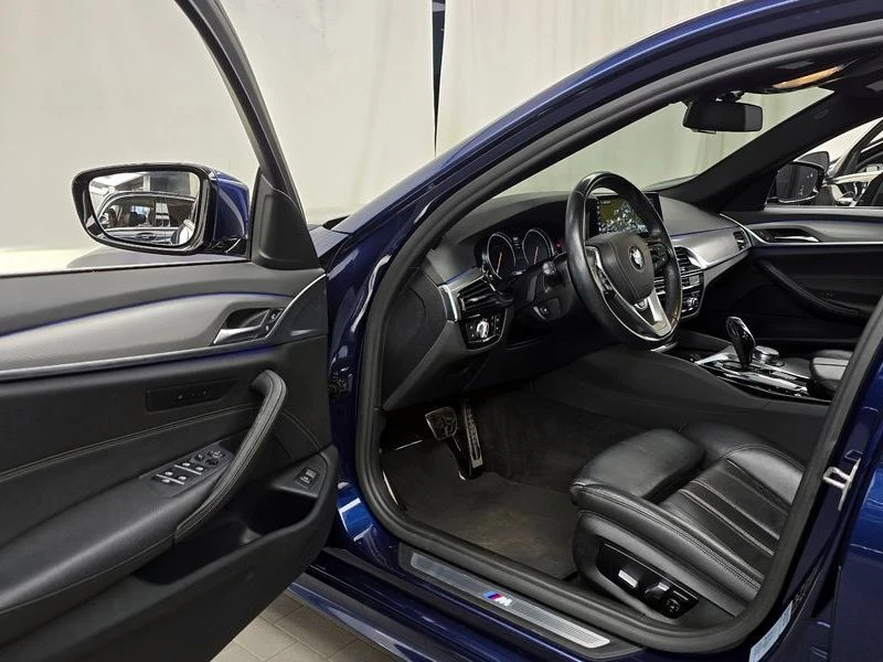 BMW 530 530i xDrive M Sport Package| 252к.с.| ВКЛ.ТЕХНОТЕС, снимка 10 - Автомобили и джипове - 55441353