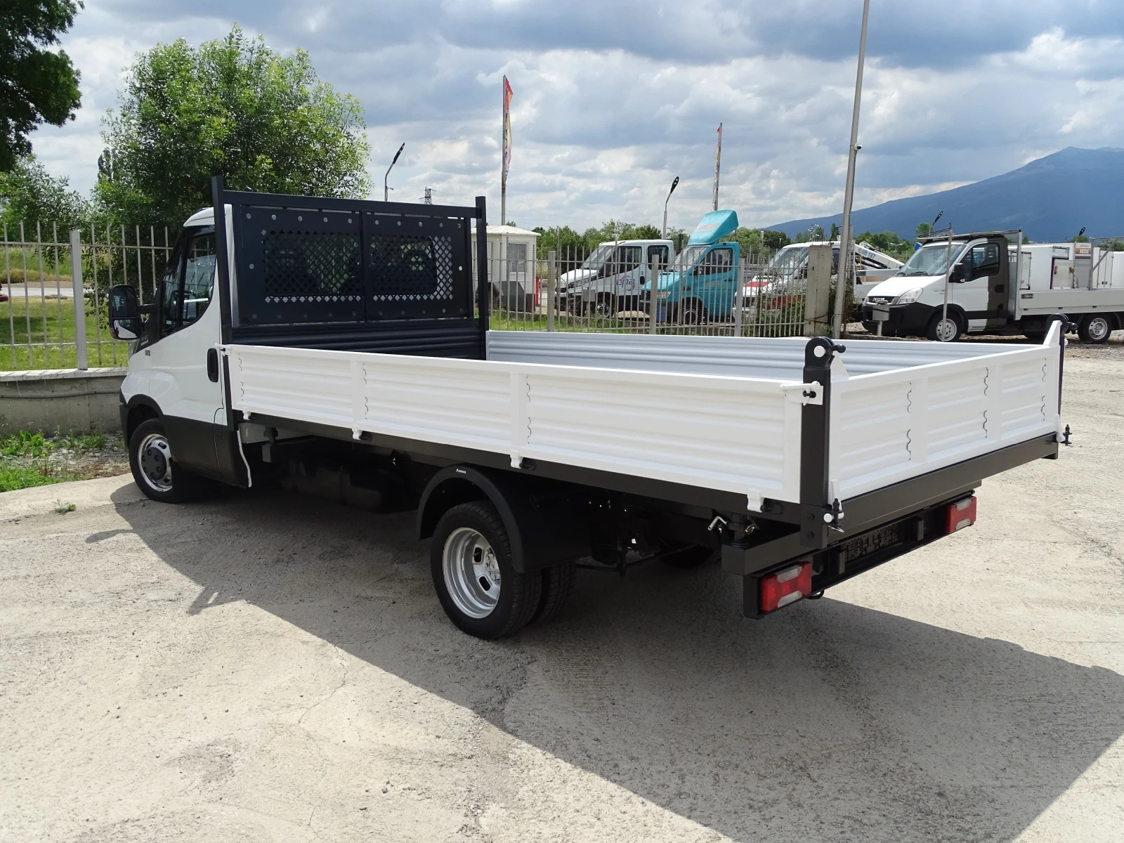 Iveco 35c17 * КЛИМАТРОНИК* Д-4.10м  ТРИСТРАНЕН САМОСВАЛ * , снимка 11 - Бусове и автобуси - 54960933