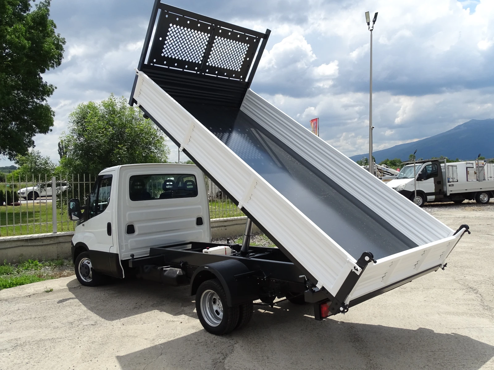 Iveco 35c17 * КЛИМАТРОНИК* Д-4.10м  ТРИСТРАНЕН САМОСВАЛ * , снимка 4 - Бусове и автобуси - 54960933