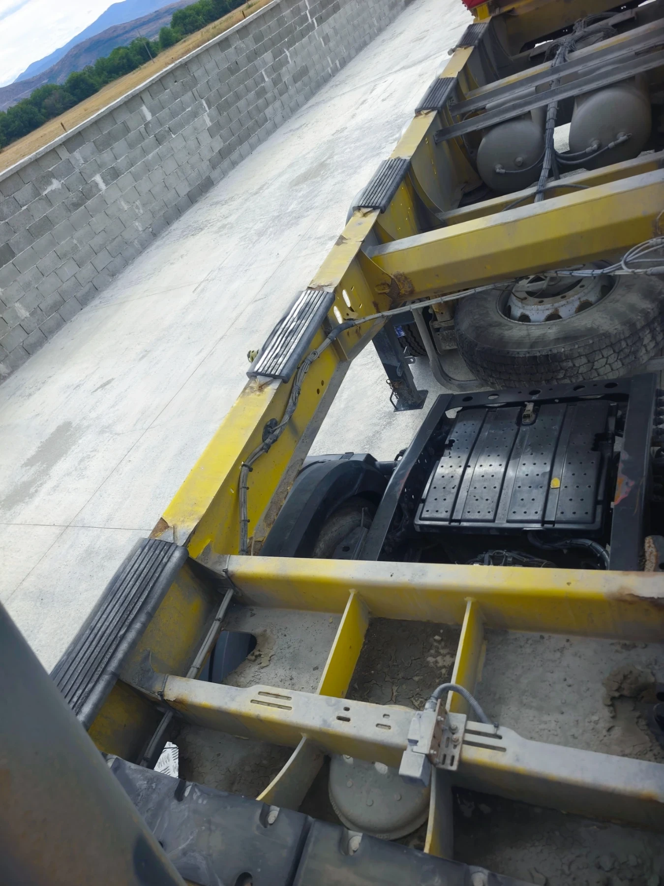 Полуремарке Schwarzmuller Тежи 5100 кг, снимка 11 - Ремаркета - 56118448