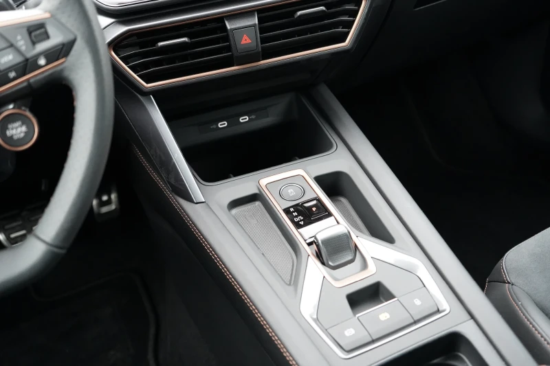 Cupra Formentor 2.0 VZ* 4x4* FACELIFT* Camera* Caplay* , снимка 16 - Автомобили и джипове - 53087235