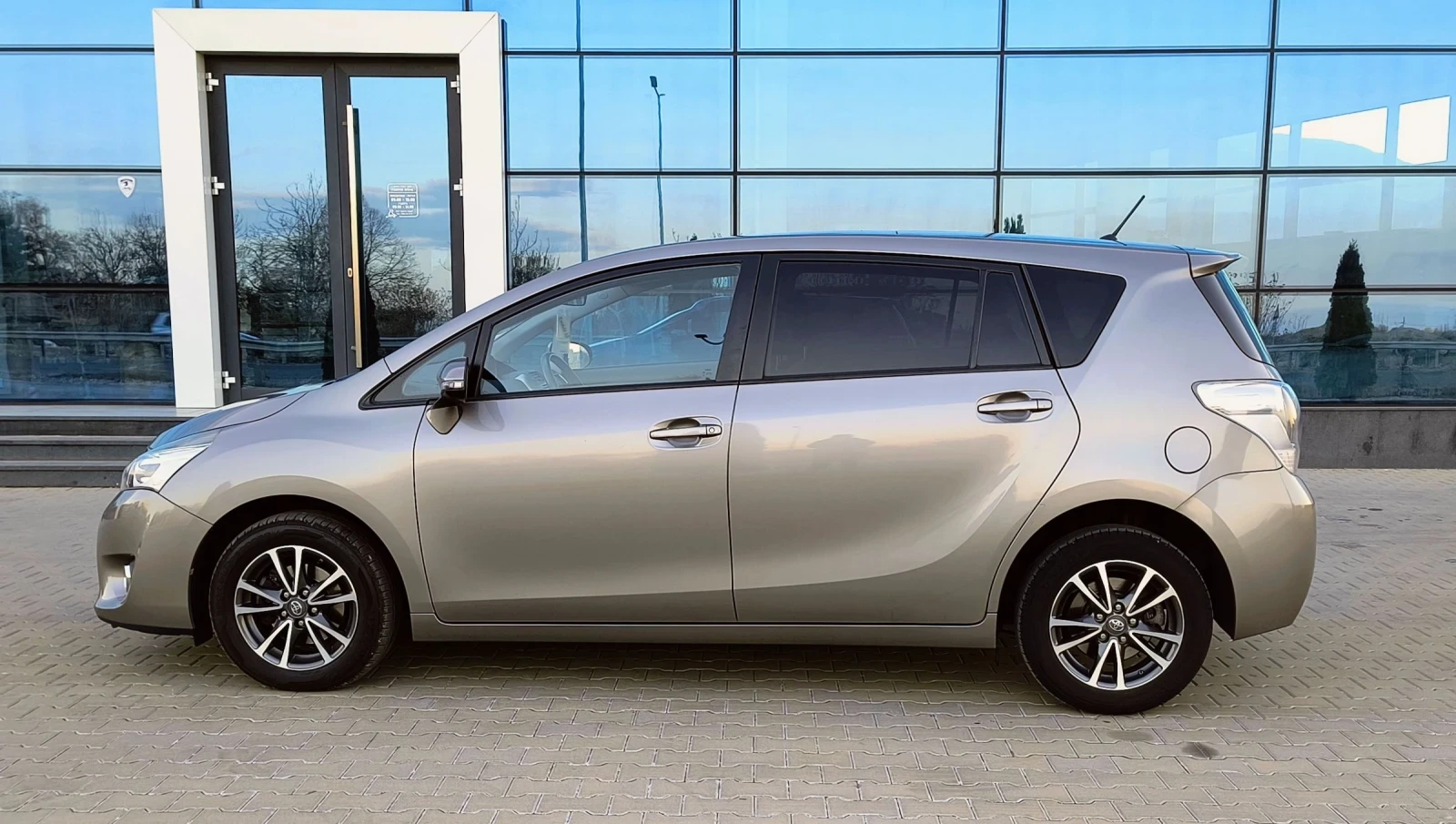 Toyota Verso 1.6D4D SkyViev Edition - изображение 6